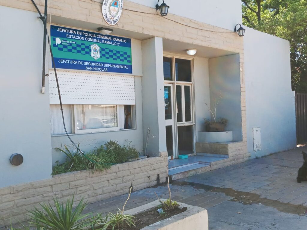 Este sábado alrededor de las 09:00Hs. un hombre de 56 años denunció que, mientras se hallaba trabajando como albañil en una vivienda en construcción, deshabitada, ubicada en calle Brown al 1200 de Villa Ramallo, al presentarse el día viernes 27/01, a las 06hs., constató que autor/es ignorado/s lograron abrir la puerta de ingreso secundaria, sin ocasionar daño, sustrajeron del interior de la misma una amoladora de 7” pulgadas, color amarilla, una amoladora de 4” pulgadas, color naranja, una pala de punta de hierro, color amarillo, una tijera de cortar hierro, color naranja, 20 metros de cable de alargue, y un cajón de madera con herramientas de albañilería tales como pinzas, tenazas, plomadas, corta fierros, masa y cuchara.