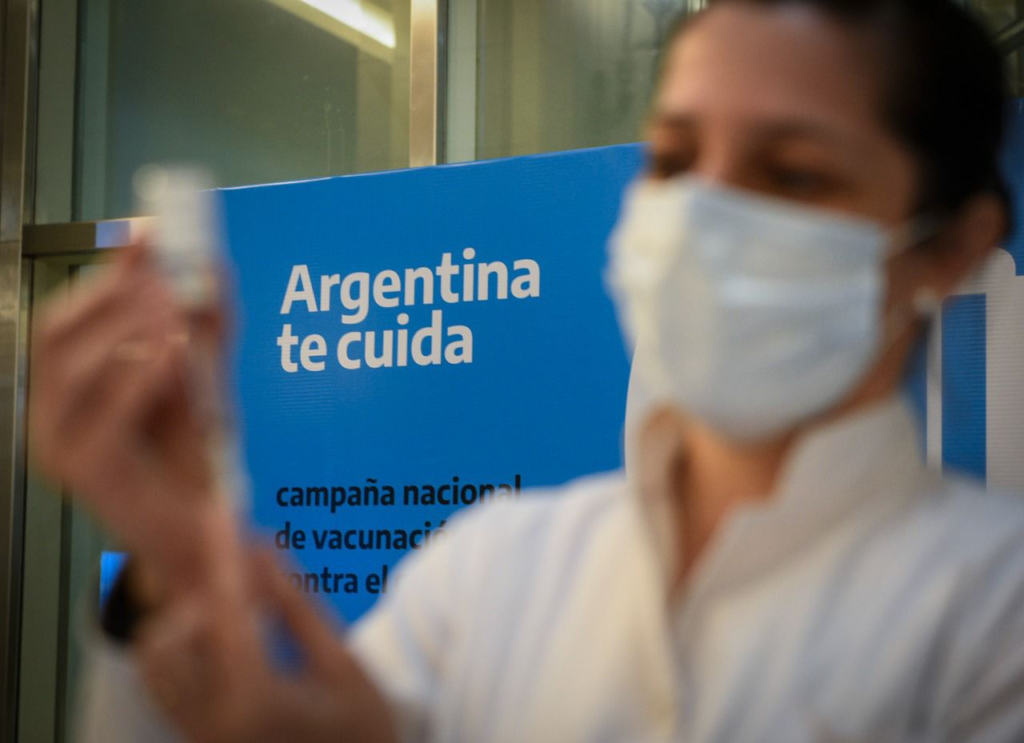 La ministra de Salud, Carla Vizzotti, destacó que este lunes comenzó el enrolamiento de los voluntarios para testear la vacuna argentina contra la Covid-19 ARVAC Cecilia Grierson y subrayó que “es la primera vez en la historia que se hace en la Argentina un ensayo clínico fase 1 y fase 2/3 de un producto nacional”.