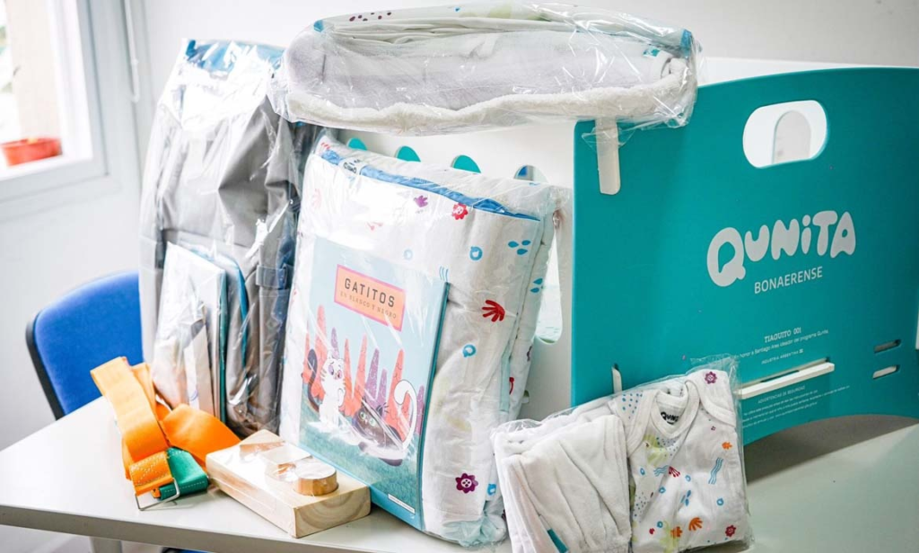 El pasado viernes 3 de febrero, el Gobierno de la Provincia de Buenos Aires comenzó con la distribución y entrega de los Kits Qunita Bonaerense para los bebés que pesaron menos de 2.500 gramos al nacer.