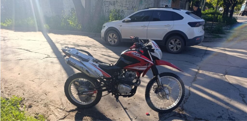 Accidente vial en Ramallo: colisión entre una moto y un auto dejó solo daños materiales