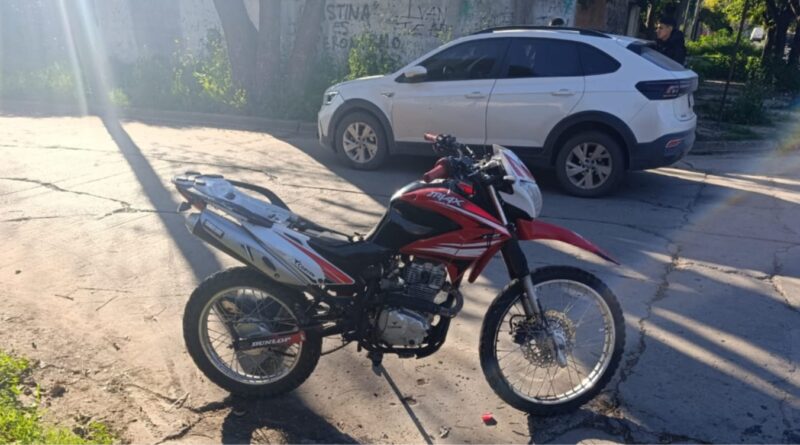 Accidente vial en Ramallo: colisión entre una moto y un auto dejó solo daños materiales