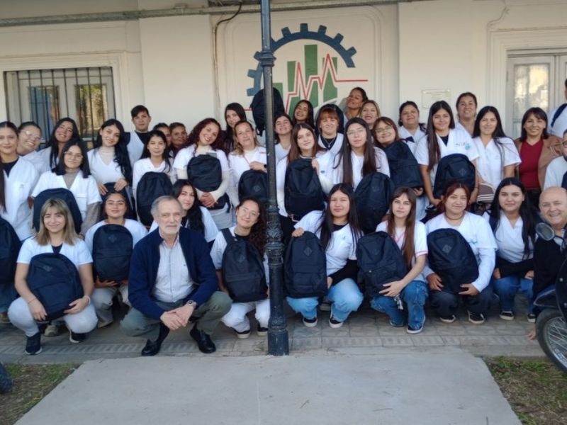 El Instituto Superior de Formación Docente y Técnica N°236 entregó 43 mochilas de enfermería