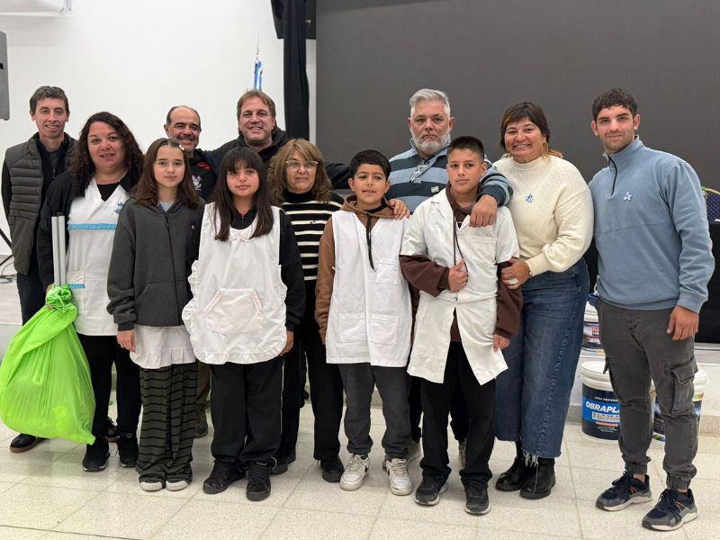 Entregaron kits deportivos a escuelas y clubes de Ramallo