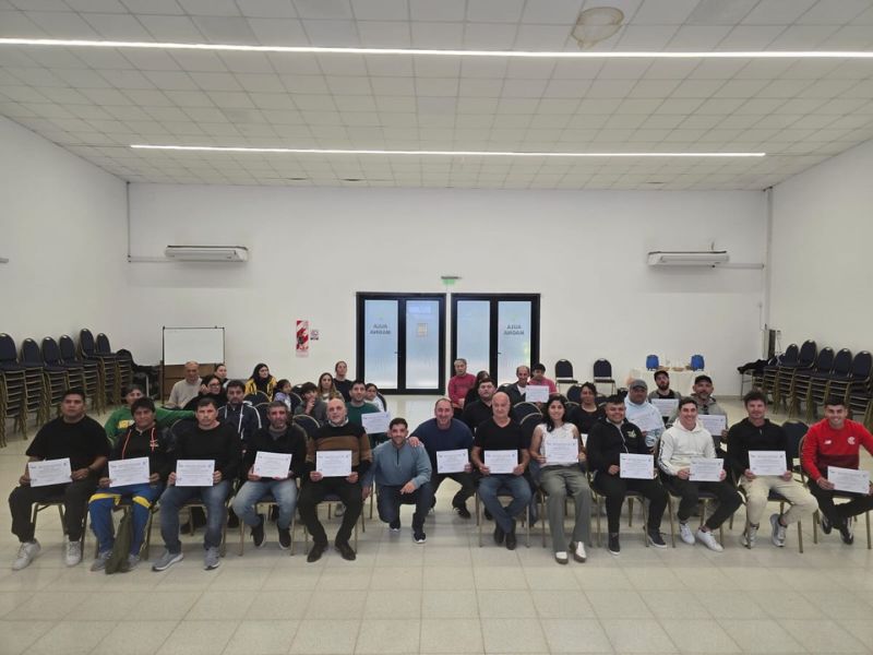 Entrega de certificados de la Carrera de Técnico de Fútbol en Ramallo