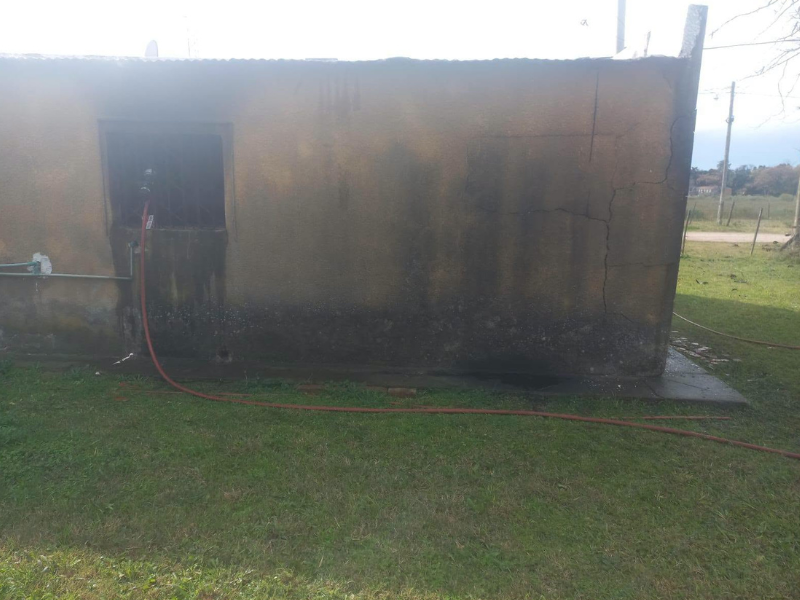 Un incendio dejó sin casa a una pareja de bomberos voluntarios en Gdor. Castro