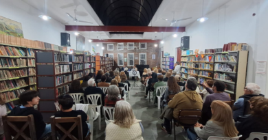 Dora Zambrano presentó «Gotas de perfume sobre la almohada» en una emotiva jornada literaria en Villa Ramallo