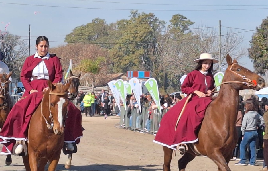 Los centros tradicionalistas mantienen viva la tradición: 29 agrupaciones desfilaron en El Paraíso por el 9 de Julio