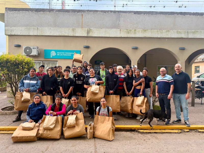 La Municipalidad entregó indumentaria de trabajo a participantes del programa «Acompañados»