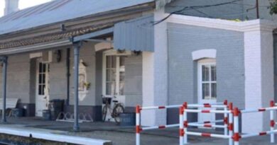 Reclamo por la estación de Villa Ramallo: encontraron las puertas cerradas en plena madrugada