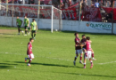 Defensores festejó en un clásico condicionado por las rojas