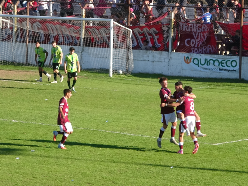 Defensores festejó en un clásico condicionado por las rojas