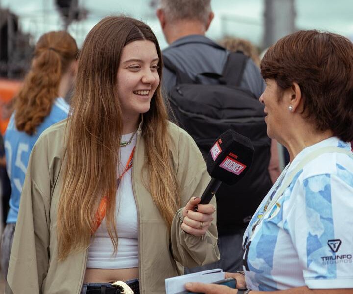 De Ramallo al Mundial: Martina Sanz, la joven que vive y cuenta desde Europa la gran cita del hockey