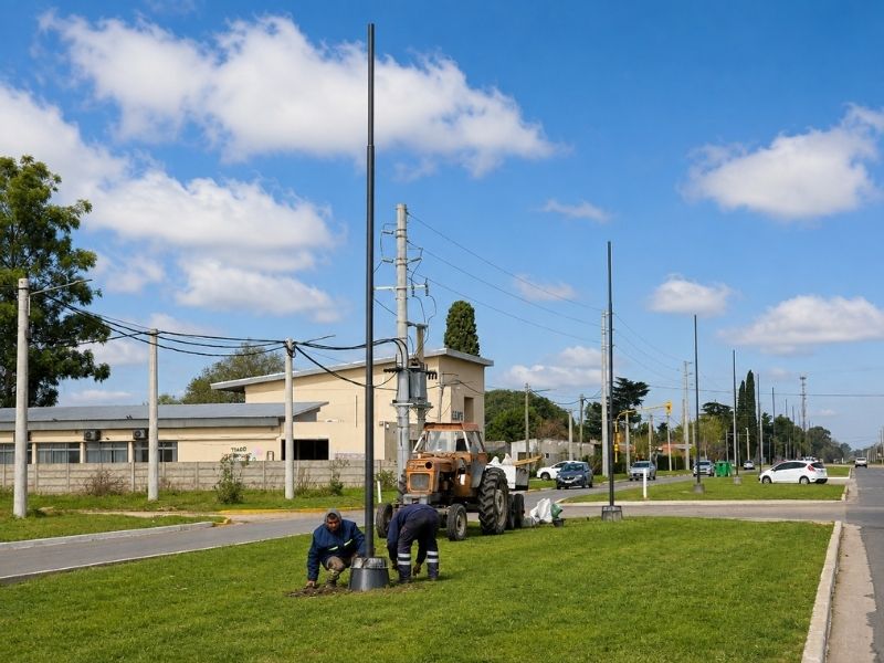 Instalan columnas para nuevas luminarias LED en el Barrio Libertad