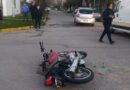 Choque entre una moto y un auto en pleno centro de Ramallo: dos personas fueron hospitalizadas