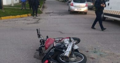 Choque entre una moto y un auto en pleno centro de Ramallo: dos personas fueron hospitalizadas