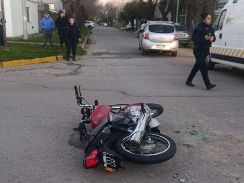 Choque entre una moto y un auto en pleno centro de Ramallo: dos personas fueron hospitalizadas