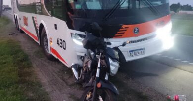 Siniestro vial en Ruta 9: un motociclista fue trasladado al hospital tras colisionar con un micro de larga distancia