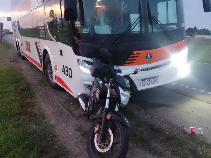 Siniestro vial en Ruta 9: un motociclista fue trasladado al hospital tras colisionar con un micro de larga distancia