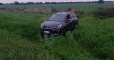 Un automóvil despistó en el Camino de la Costa, en el ingreso a la arenera