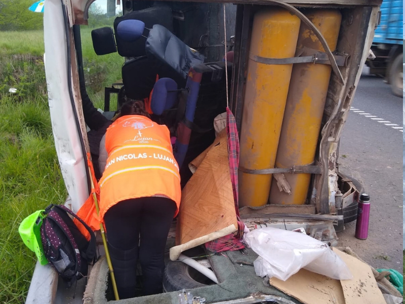 Un camión embistió una camioneta de apoyo de la columna de San Nicolás y Ramallo que marcha hacia Luján