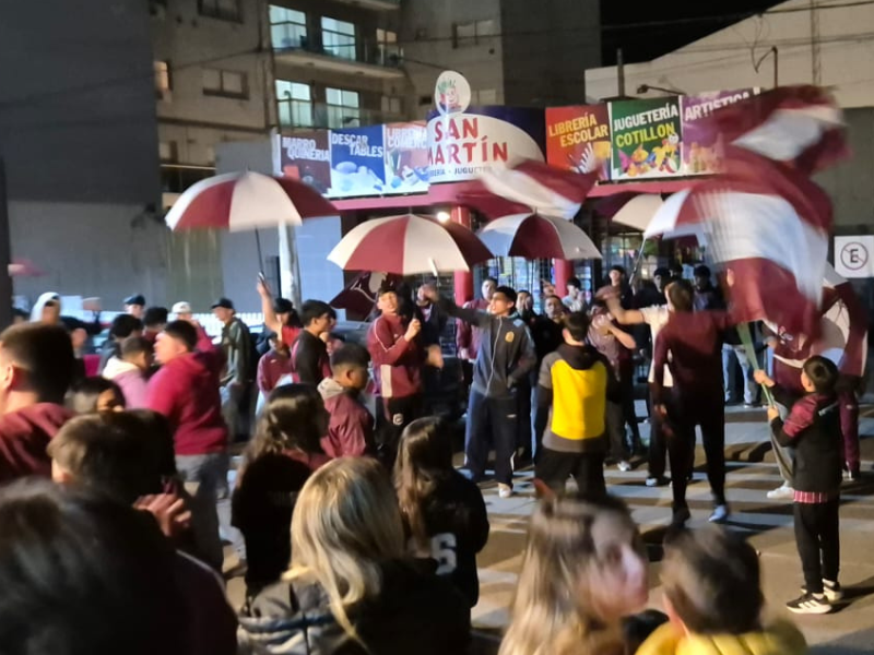 Los hinchas despidieron al plantel de Defensores rumbo a Mar del Plata